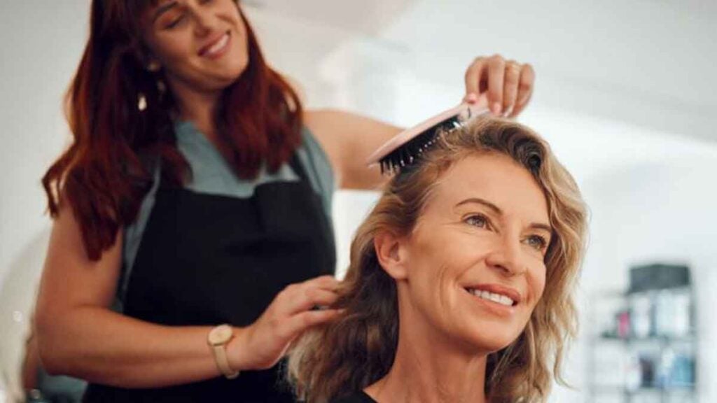 Friseur warnt Diese 3 Haarfarben lassen Frauen ab 60 sofort älter wirken