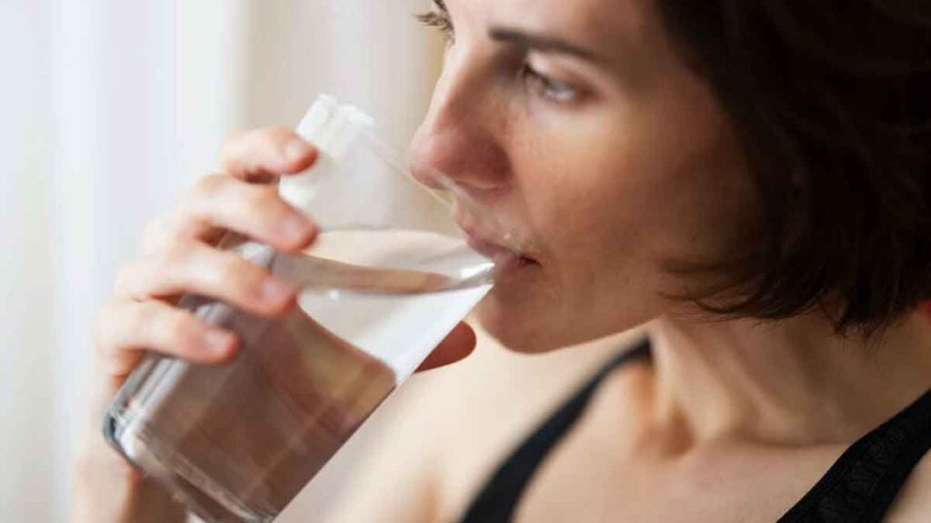 Jeden Tag 2 Liter Wasser trinken Studie empfiehlt überraschenden Wert