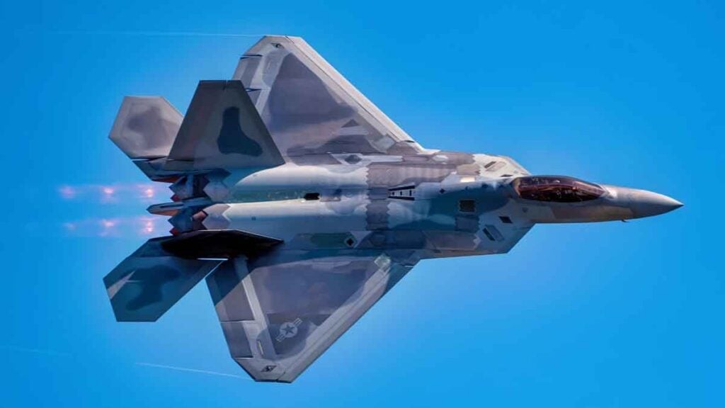 Kleiner Navy-Jet knackt Tarnkappenflugzeug F-22 Raptor