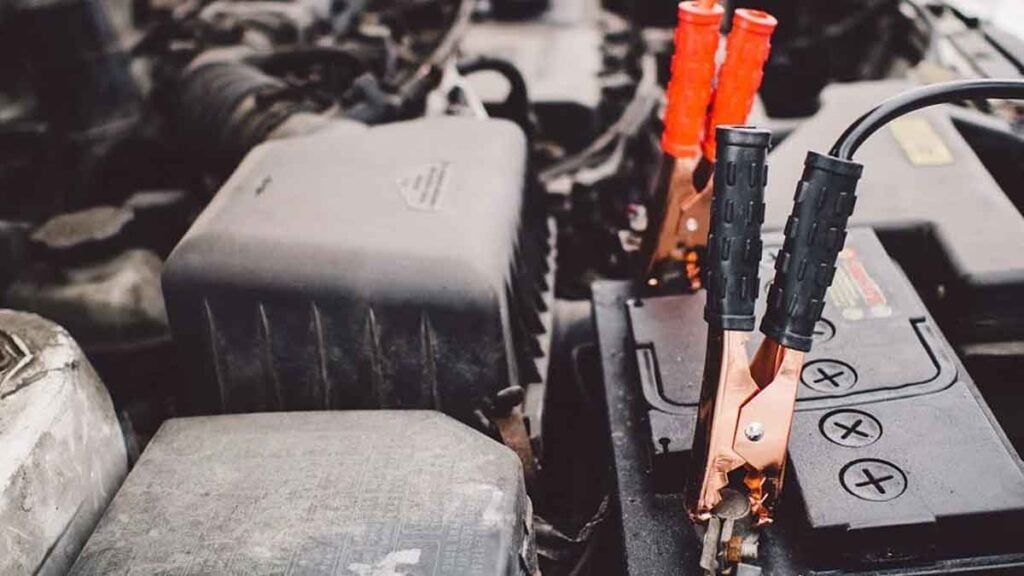 Weder Anschieben noch Starthilfekabel Ein Mechaniker verrät den genialen Trick, um ein Auto mit leerer Batterie wieder zu starten