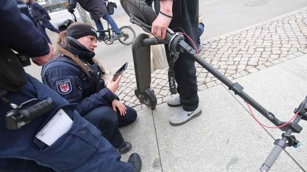 „Ich werde jetzt Strafanzeige erheben“ Polizei zieht bei Großkontrolle in Potsdam E-Scooter-Fahrer aus dem Verkehr